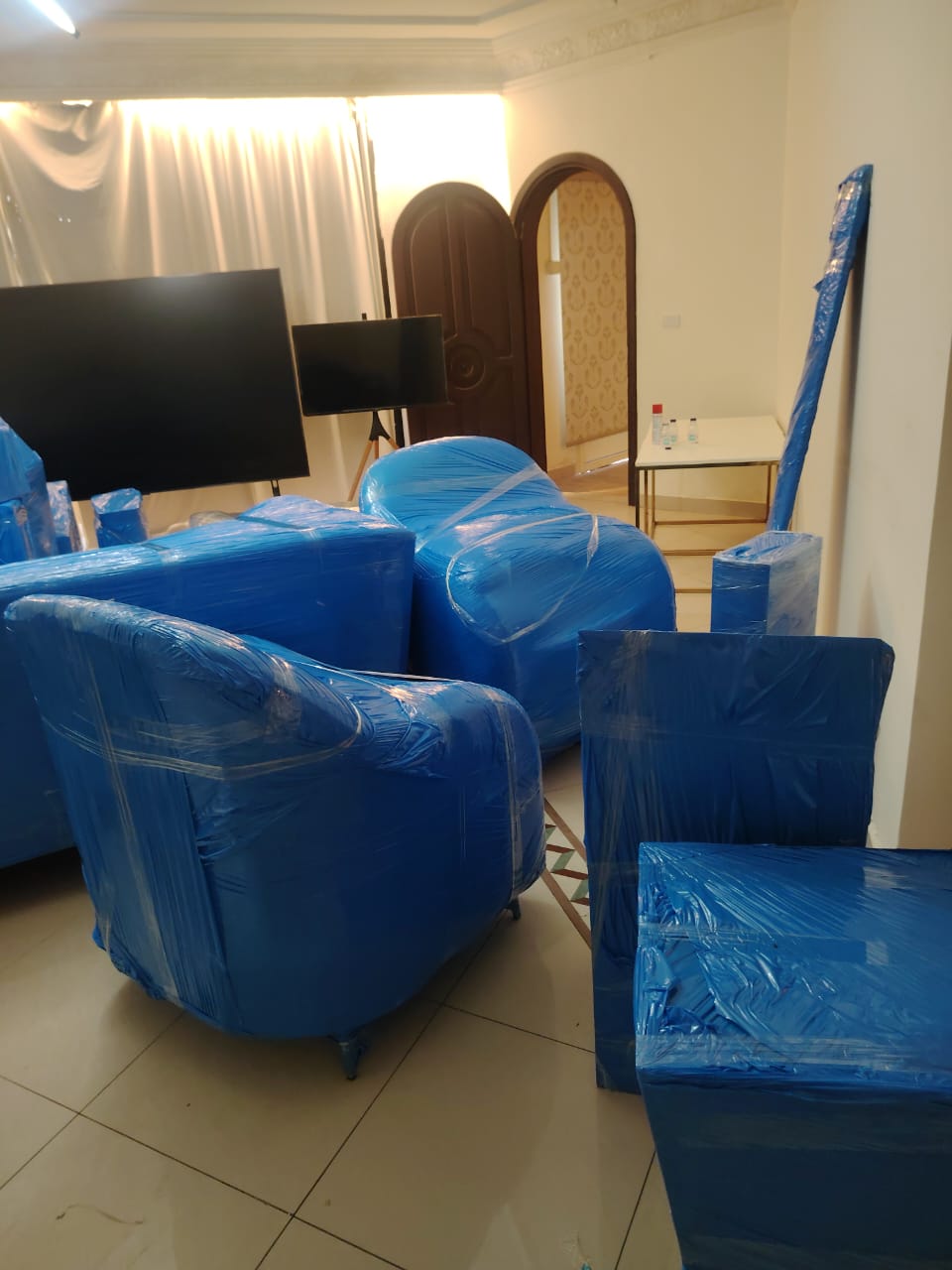 كرسي مذهب مغلف بالبلاستيك والورق